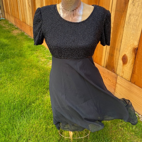 Vintage beaded dress. - Picture 2 of 10
